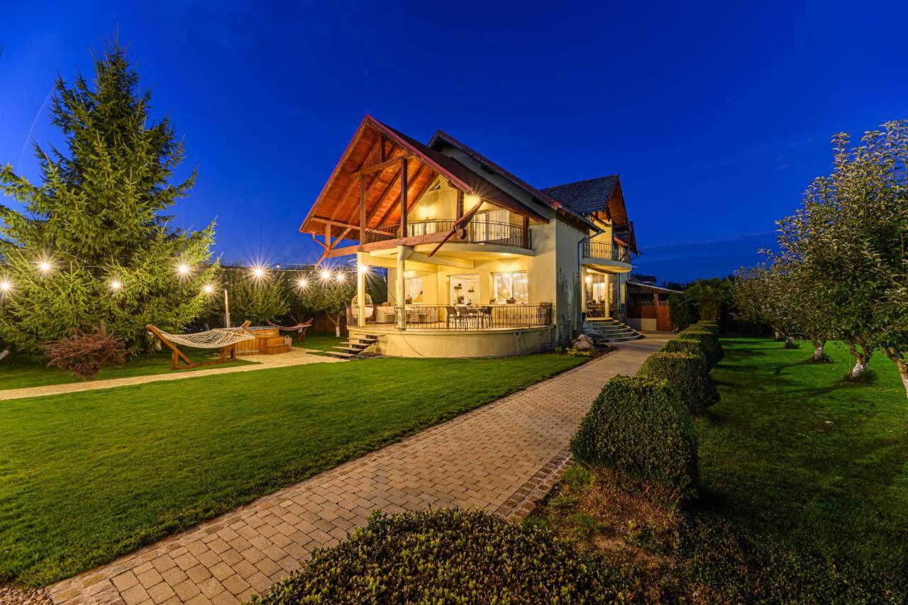 Orchard Villa Braşov Esterno foto