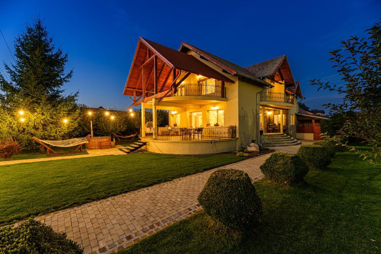 Orchard Villa Braşov Esterno foto